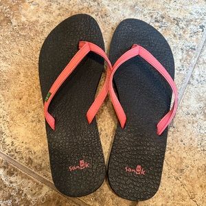 Sanuk black and hot pink flip flops